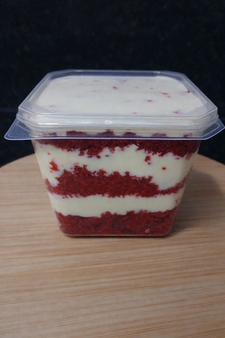 Pote com camadas de red velvet e creme